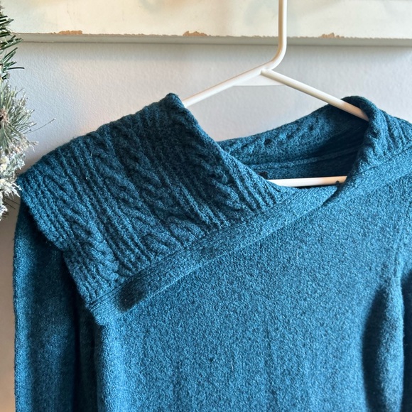 S O L D - Le Château - Lightweight Sweater - Picture 2 of 8